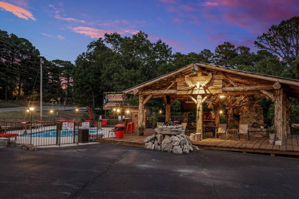 Stonegate Lodge King Bed Wifi 50In Roku Tv Salt Water Pool Room #102 Eureka Springs Kültér fotó