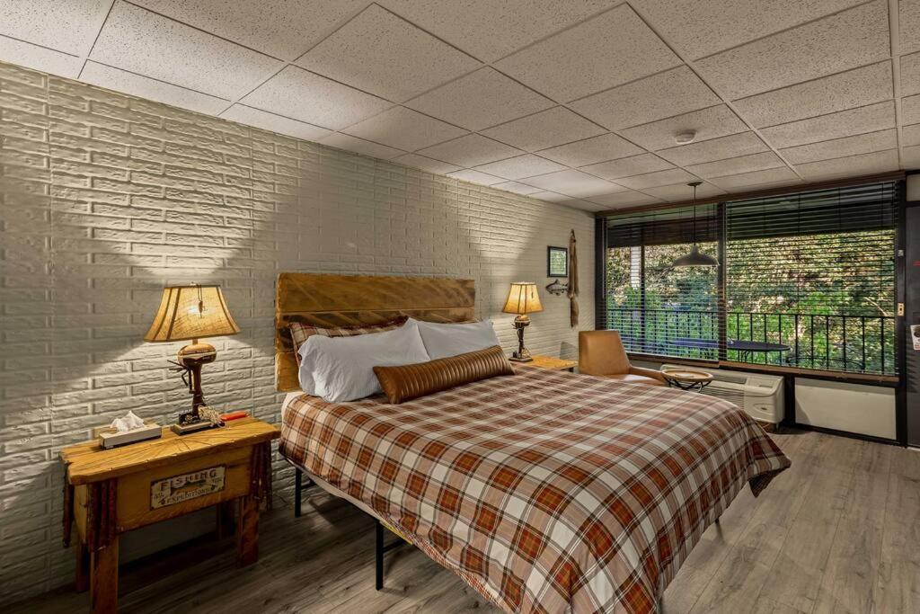 Stonegate Lodge King Bed Wifi 50In Roku Tv Salt Water Pool Room #102 Eureka Springs Kültér fotó